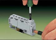 Проводник сечением до 35 мм2 подключается с помощью винта, боковое  подключение. 